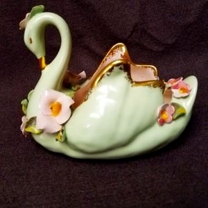 Vintage porcelaine Swang with flowers